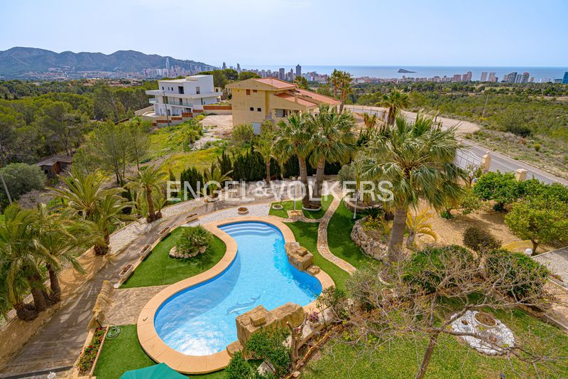 Foto b959417c-f1e7-425b-814b-6f0eedde272a. Casa amb piscina a Urbanizaciones Benidorm