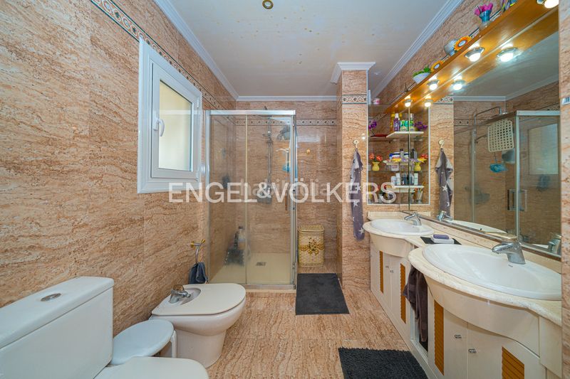 Foto ec729327-ae91-4a0a-8dd6-bfa2ed7eb120. Casa amb piscina a Urbanizaciones Benidorm