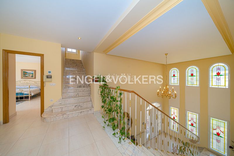 Foto f0efd5f1-5c44-4e93-83bb-47cd7a119fc3. Casa amb piscina a Urbanizaciones Benidorm