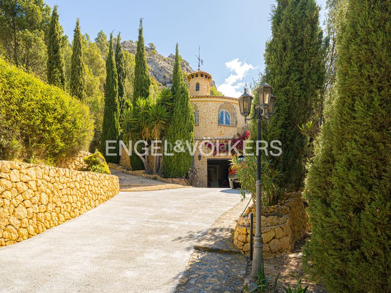 Foto 066535f3-6995-4d52-ab53-0d40f2f1236c. Xalet amb xemeneia aparcament piscina a Finestrat pueblo Finestrat