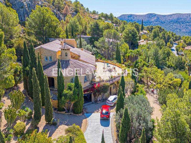 Foto 1687fa59-d8dd-48e6-b3f5-b3d4f2c8070e. Xalet amb xemeneia aparcament piscina a Finestrat pueblo Finestrat