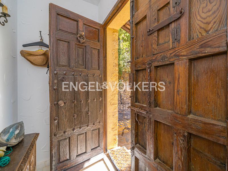 Foto 212614a8-3e9f-4684-ba71-ec326e3cf88e. Xalet amb xemeneia aparcament piscina a Finestrat pueblo Finestrat