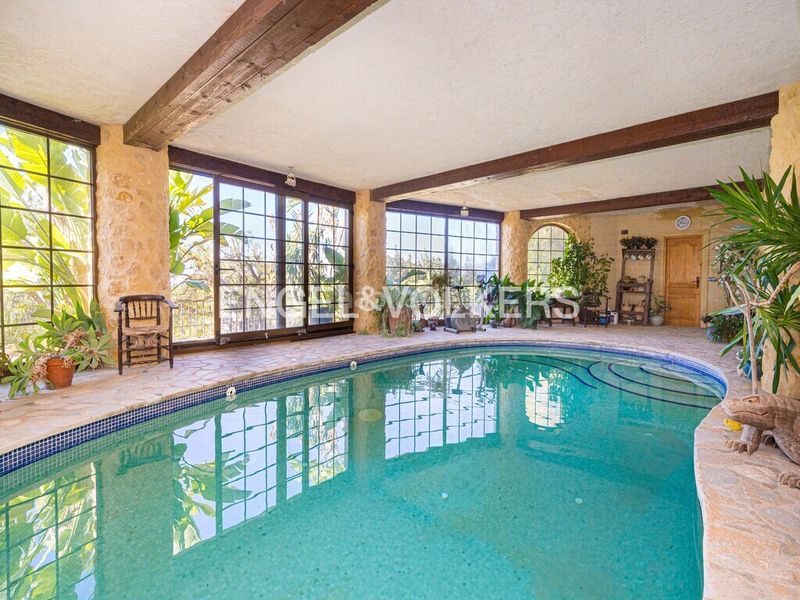 Foto 2a928bc8-da12-4af3-b260-661103d7f3ec. Xalet amb xemeneia aparcament piscina a Finestrat pueblo Finestrat