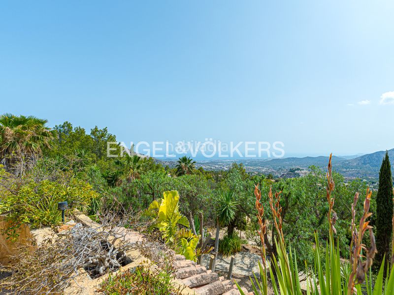 Foto 2eabe893-ff75-46c3-8b44-7ff69e66978b. Xalet amb xemeneia aparcament piscina a Finestrat pueblo Finestrat