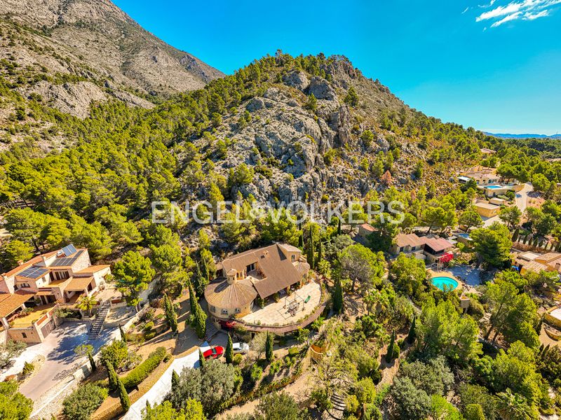 Foto 36066fd8-d67f-467d-8bef-351655e74a11. Xalet amb xemeneia aparcament piscina a Finestrat pueblo Finestrat