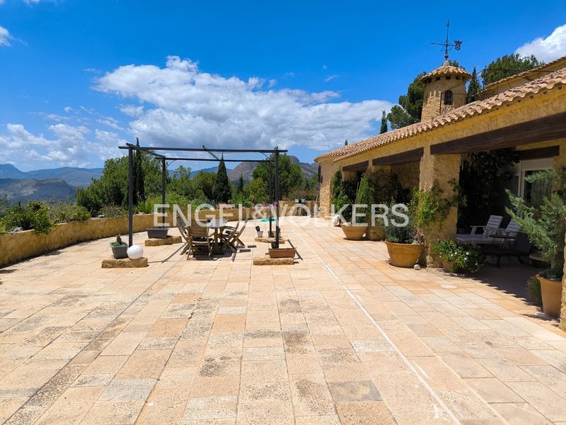 Foto 3b1f655b-5dc2-4bbe-bd7c-2610c0b03b21. Xalet amb xemeneia aparcament piscina a Finestrat pueblo Finestrat