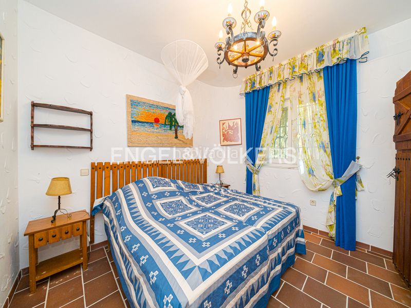 Foto 49e7c850-b3a5-4f11-b85a-9f9376bf6eae. Xalet amb xemeneia aparcament piscina a Finestrat pueblo Finestrat