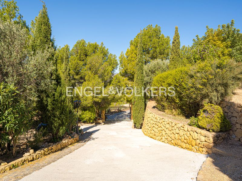 Foto 4fced0f2-7ad9-4aa4-b83d-cf40e62bfbff. Xalet amb xemeneia aparcament piscina a Finestrat pueblo Finestrat