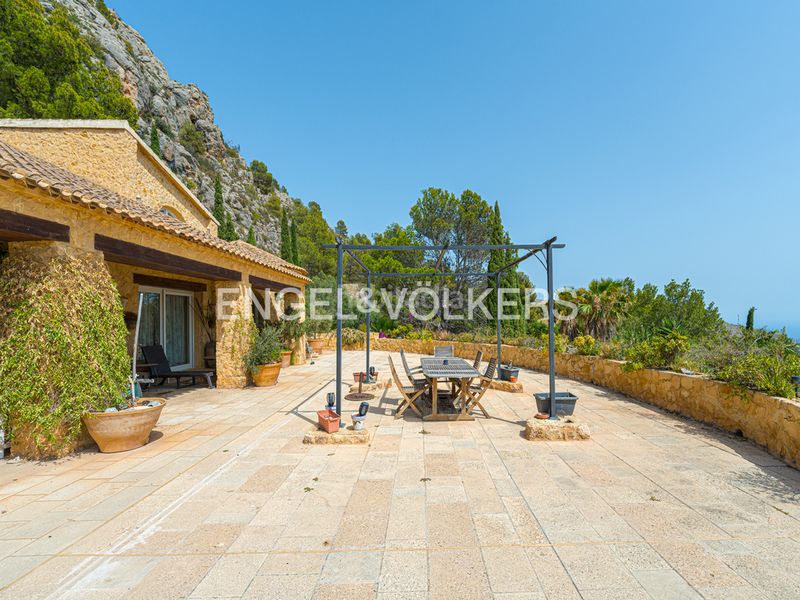 Foto 5a8d057d-1696-4563-96a6-42625cbc73f4. Xalet amb xemeneia aparcament piscina a Finestrat pueblo Finestrat