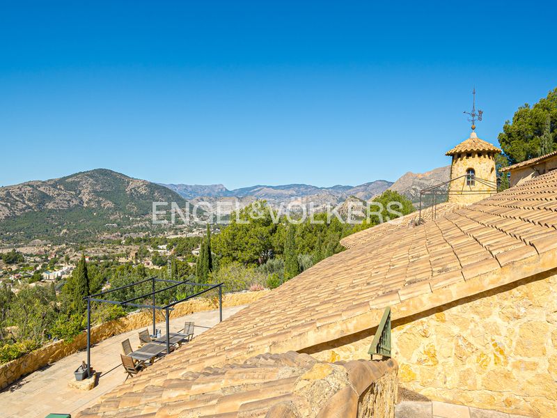 Foto 62f3f4cc-5b12-4714-bdce-03642ef840dd. Xalet amb xemeneia aparcament piscina a Finestrat pueblo Finestrat