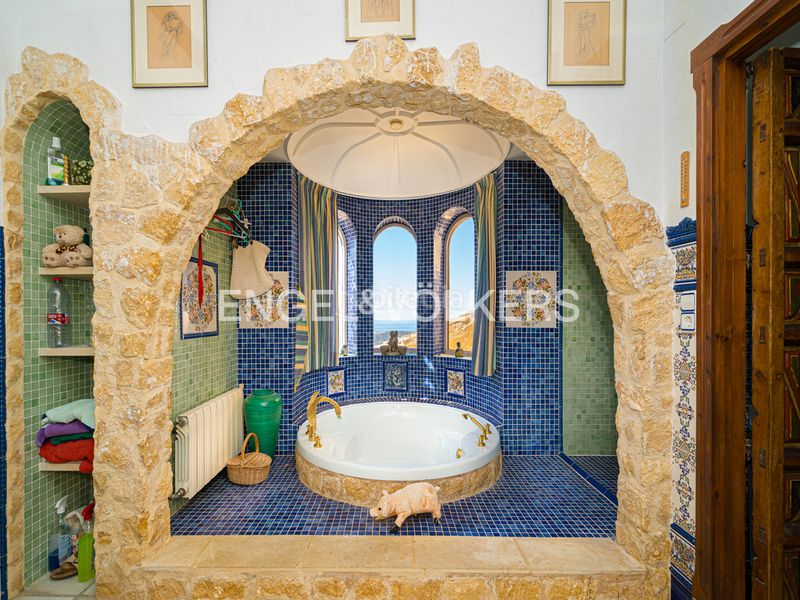 Foto 745a5819-0210-40e5-ab7f-8f4892b868bd. Xalet amb xemeneia aparcament piscina a Finestrat pueblo Finestrat