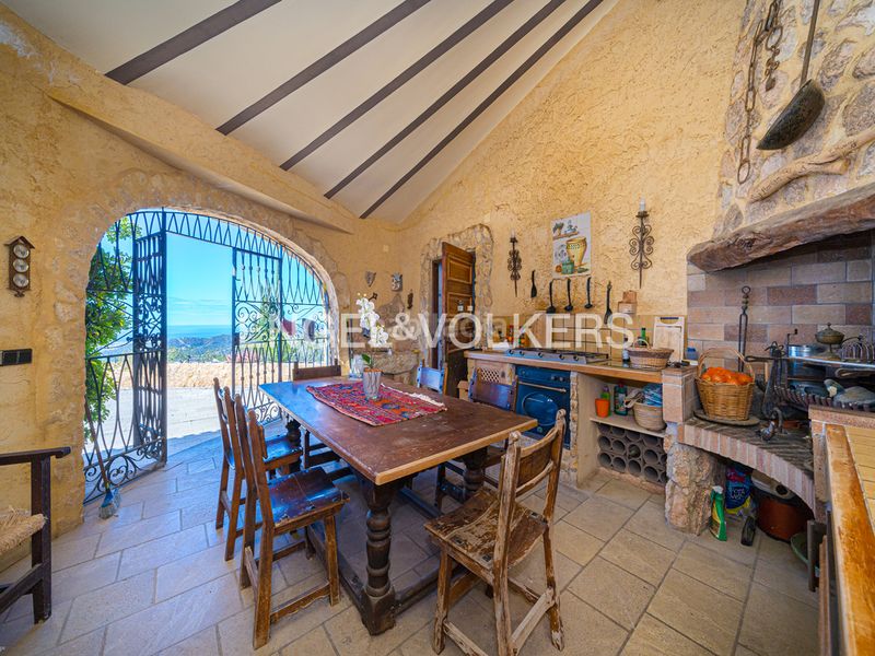 Foto 8a363e29-3079-4df6-8213-23bed86a835a. Xalet amb xemeneia aparcament piscina a Finestrat pueblo Finestrat