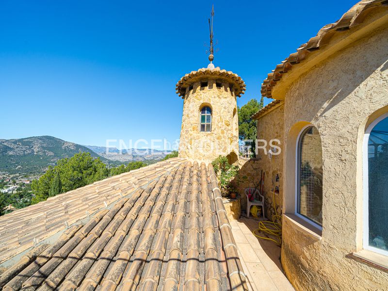 Foto 985a2186-fb2c-4462-80ef-0edcbe06266a. Xalet amb xemeneia aparcament piscina a Finestrat pueblo Finestrat