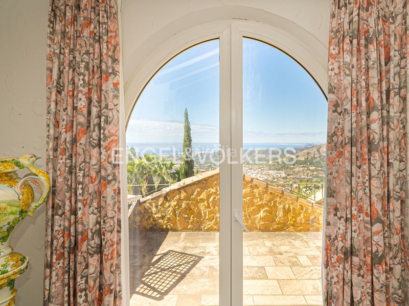 Foto 99bc075a-e74e-415d-b5ed-7d1d4c34c72d. Xalet amb xemeneia aparcament piscina a Finestrat pueblo Finestrat