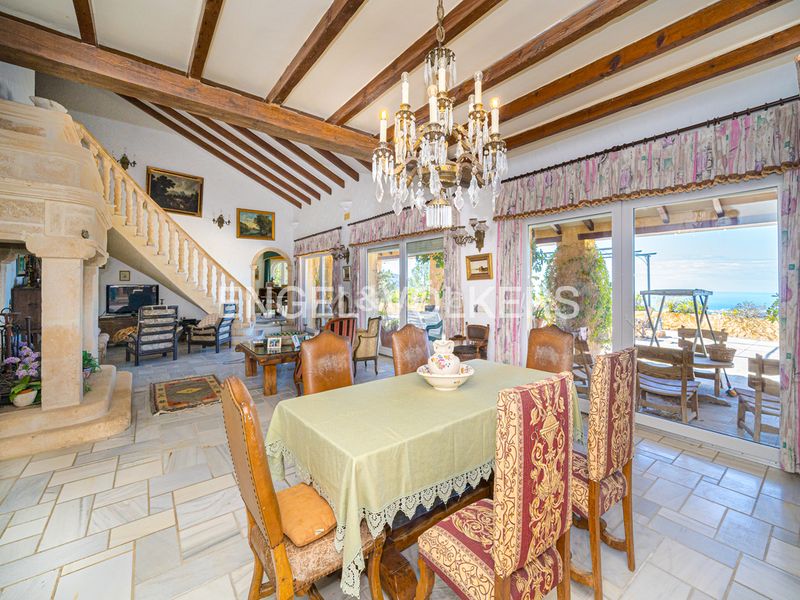 Foto b810023c-62c4-470e-9ede-aa9b8eeb4a33. Xalet amb xemeneia aparcament piscina a Finestrat pueblo Finestrat