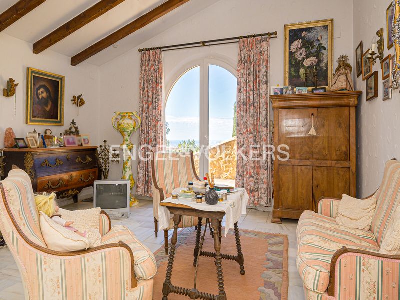 Foto c9ab32f2-788a-4e0b-8bbf-2385cbf756eb. Xalet amb xemeneia aparcament piscina a Finestrat pueblo Finestrat