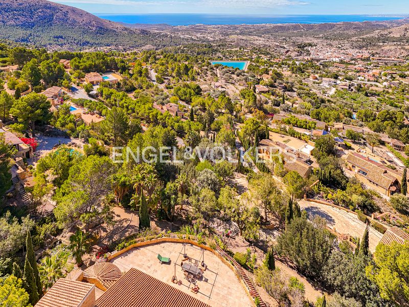 Foto c9bf781d-5033-4a97-9119-990535667a79. Xalet amb xemeneia aparcament piscina a Finestrat pueblo Finestrat