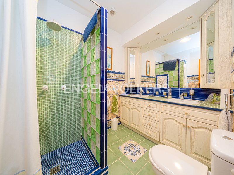 Foto cc90a487-bc7e-4deb-b94b-5bd4daea996b. Xalet amb xemeneia aparcament piscina a Finestrat pueblo Finestrat