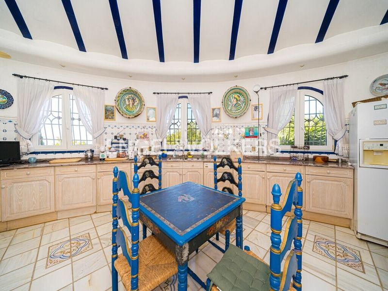 Foto da092283-1046-494c-ab15-502e2fb2454d. Xalet amb xemeneia aparcament piscina a Finestrat pueblo Finestrat