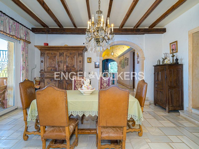 Foto e0e7a3b6-85a4-4b23-9f91-3232790a10f3. Xalet amb xemeneia aparcament piscina a Finestrat pueblo Finestrat