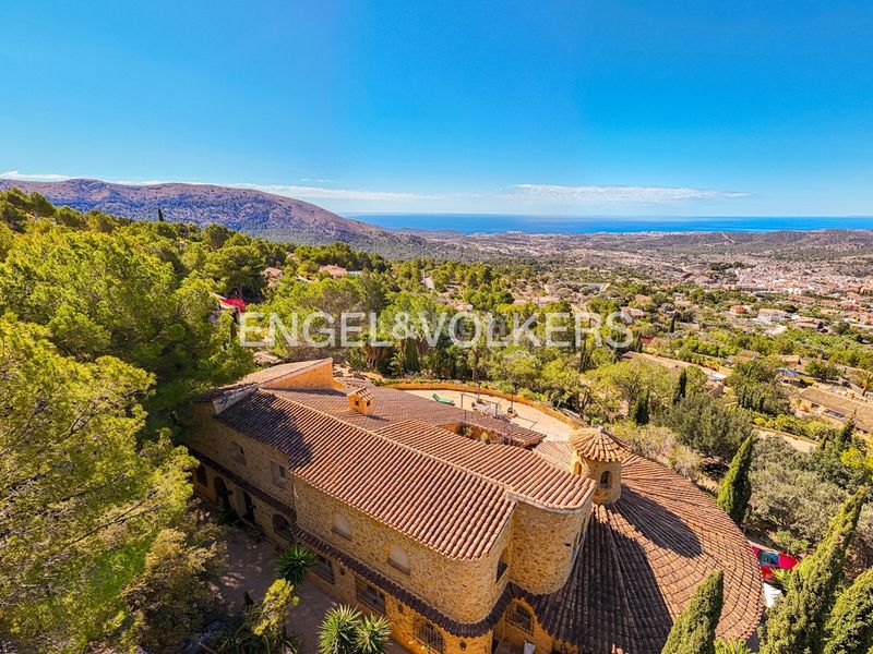Foto f0aefbf3-9c42-445f-8d07-53bc19765d9b. Xalet amb xemeneia aparcament piscina a Finestrat pueblo Finestrat