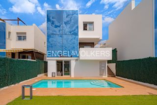 Chalet  Calle cádiz. Elegancia moderna con privacidad: vivienda independiente con pis
