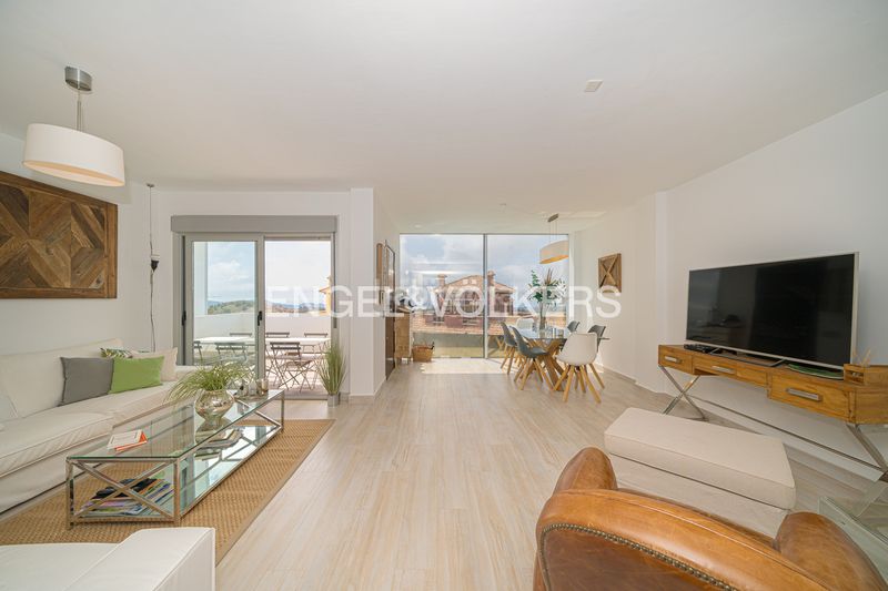 Foto 5bb7a976-1855-4234-b839-22a9fd034b51. Xalet amb aparcament piscina a balcón de Finestrat-terra marina Finestrat