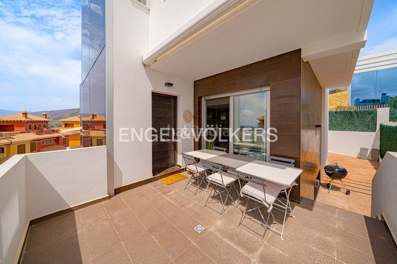 Foto bd42f56a-6281-4235-b793-1587c39ea318. Xalet amb aparcament piscina a balcón de Finestrat-terra marina Finestrat