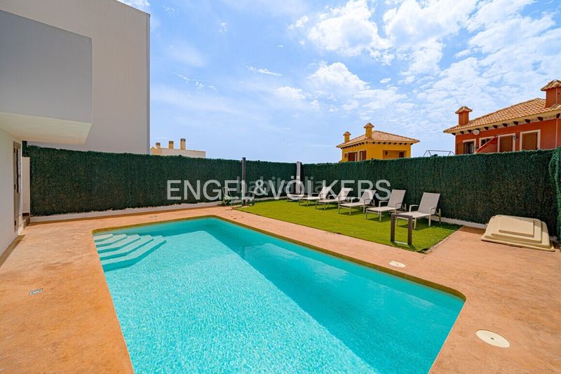 Foto fc9b1e98-2847-40bb-8eb1-f883a41453a9. Xalet amb aparcament piscina a balcón de Finestrat-terra marina Finestrat