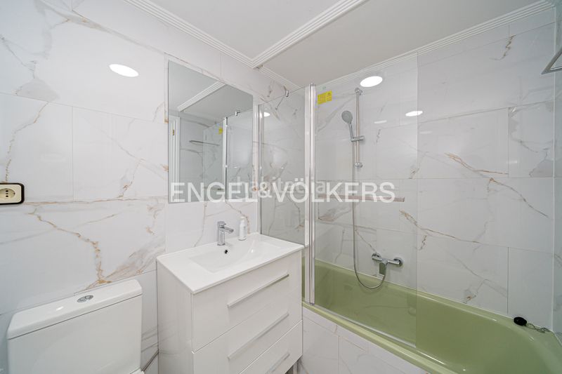 Foto e14a1222-8145-4768-aeb7-629a35a4c15b. Lloguer pis a avenida de la armada española 5 a Playa Poniente Benidorm