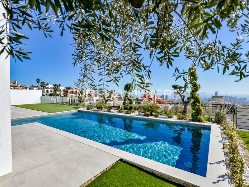 Foto f93424e1-b4a8-4a91-ad1c-7e7bf5b4a67f. Casa amb piscina a Golf Bahía Finestrat