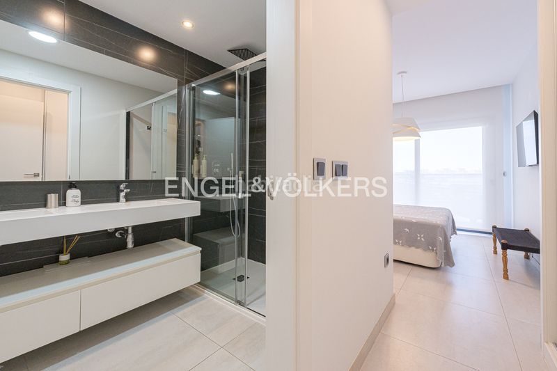 Foto 45356a03-576b-478b-a97b-222f5e2202e2. Apartament amb aparcament piscina a Playa Poniente Benidorm