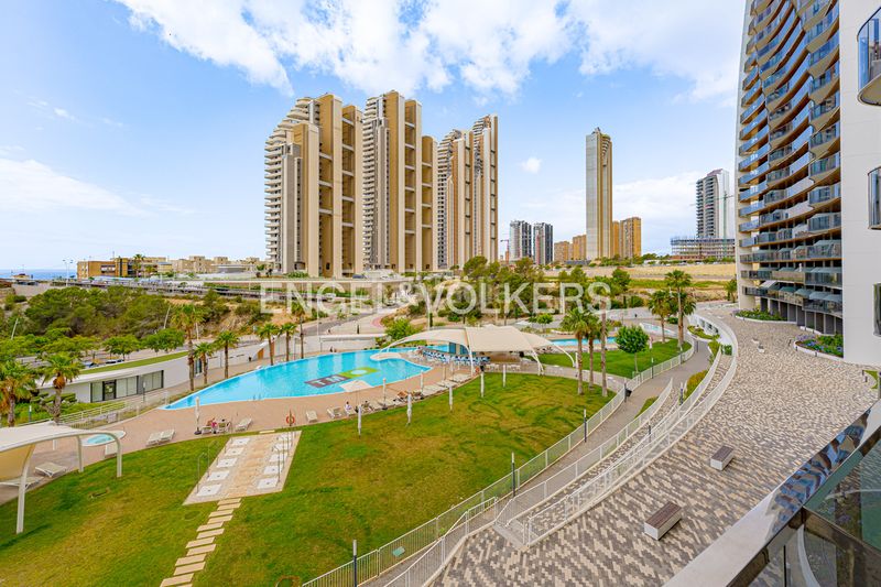 Foto b96b241b-e5f6-4c8b-a534-313c4ffbb23c. Apartament amb aparcament piscina a Playa Poniente Benidorm