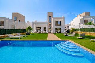 Xalet  Carrer d'equador 8. Villa de lujo en urbanización privada