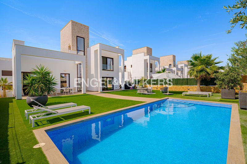 Foto a0857a85-e342-40e0-b3bc-527eb9e7b7aa. Xalet amb calefacció aparcament piscina a balcón de Finestrat-terra marina Finestrat