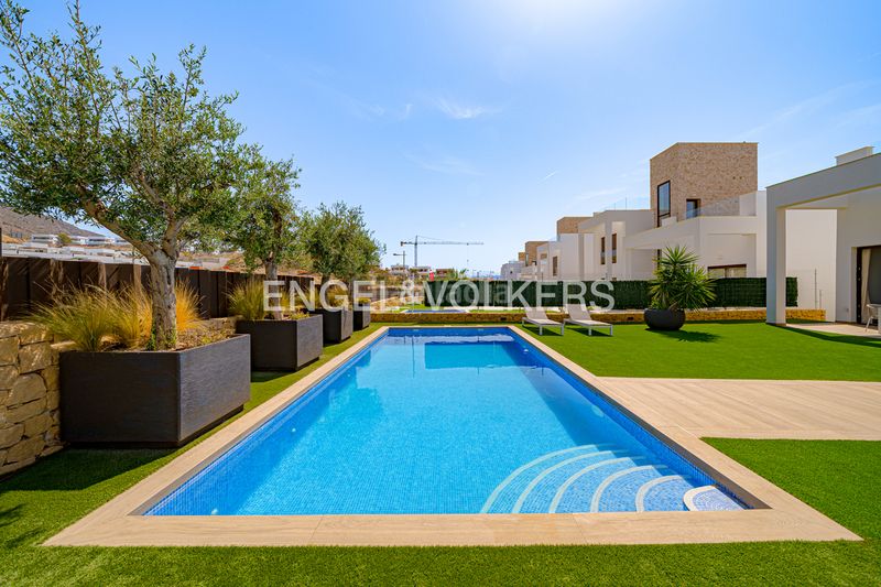 Foto d4f7a992-af05-461b-b3df-f1a0a015eea7. Xalet amb calefacció aparcament piscina a balcón de Finestrat-terra marina Finestrat