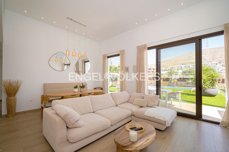 Foto ed7fa892-e9c4-4788-8aef-e6ff0e2b6a84. Xalet amb calefacció aparcament piscina a balcón de Finestrat-terra marina Finestrat