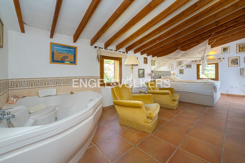Foto 0a8c0548-a82c-44a1-a6f5-1e0940684c6c. Xalet amb xemeneia piscina a Relleu