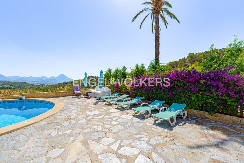 Foto 1424f59a-92d2-4704-bc86-7512443e7c51. Xalet amb xemeneia piscina a Relleu