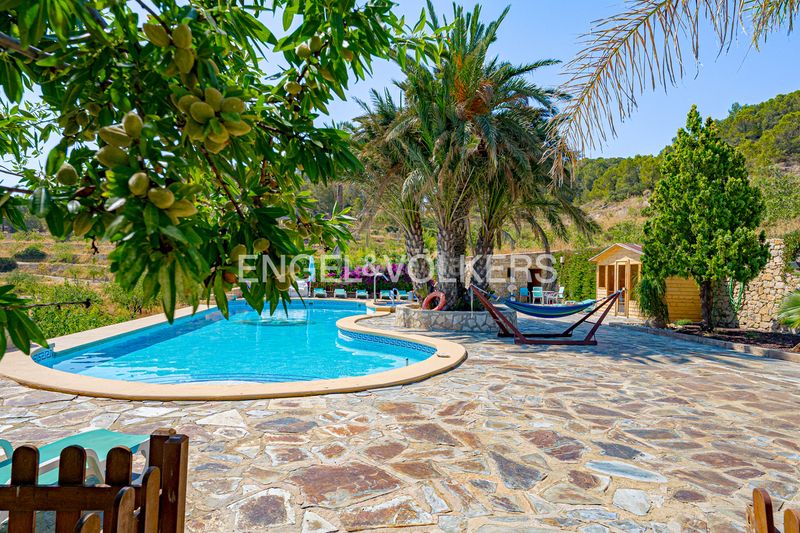 Foto 280aefb1-c7c7-4eed-a1e0-4d8e13a15b7d. Xalet amb xemeneia piscina a Relleu