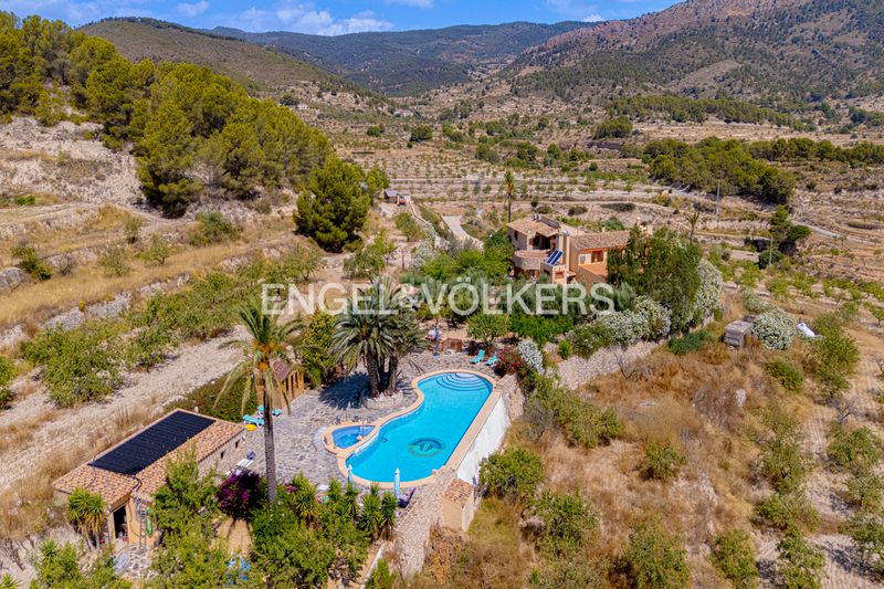 Foto 5f74f955-5d7e-471b-8205-b6ecddd1570f. Xalet amb xemeneia piscina a Relleu