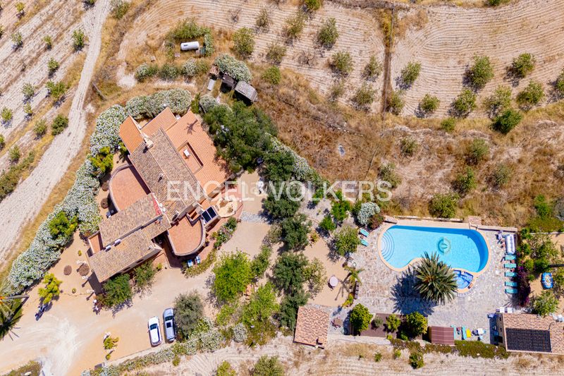 Foto 8093a8f4-a0b4-4562-99a2-7a1ead5a2147. Xalet amb xemeneia piscina a Relleu