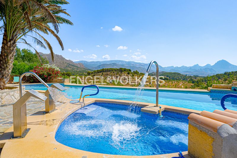 Foto 88f40720-e2ba-4b82-9169-d80f612507d7. Xalet amb xemeneia piscina a Relleu