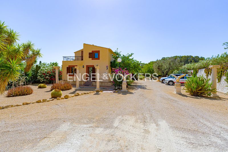 Foto 8ed8d041-a262-4b03-88c7-f72e7d0627b2. Xalet amb xemeneia piscina a Relleu