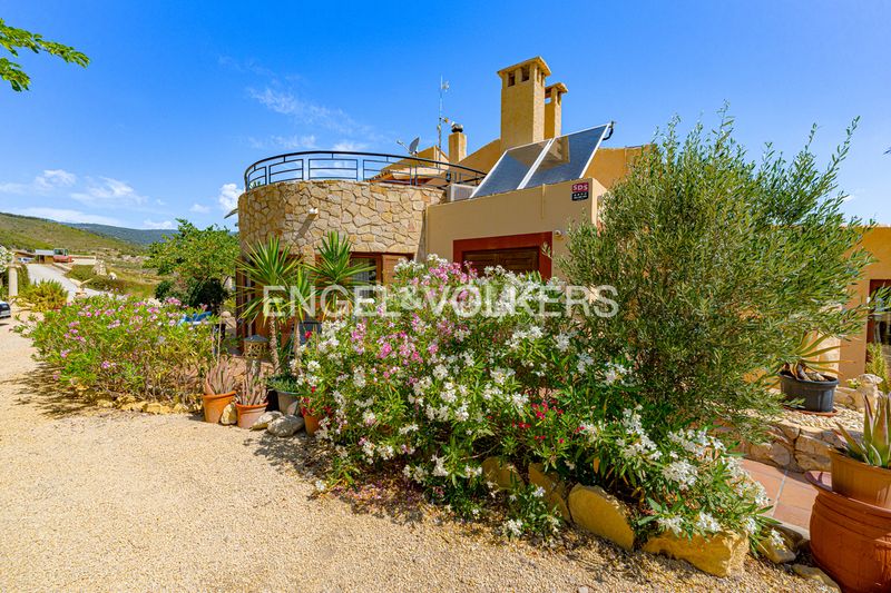 Foto a090e6ea-c888-49de-abf3-97221c524ba4. Xalet amb xemeneia piscina a Relleu