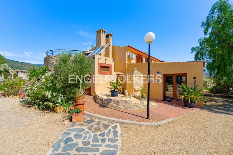 Foto a1134f0b-68e4-40d8-85d3-3aa90bf414f9. Xalet amb xemeneia piscina a Relleu