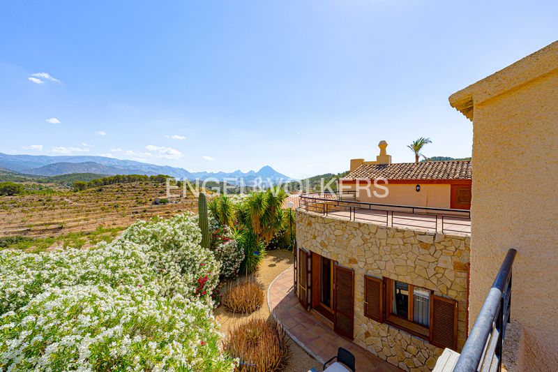 Foto c7d207c4-5eb6-4f5f-956f-7291f9347d61. Xalet amb xemeneia piscina a Relleu
