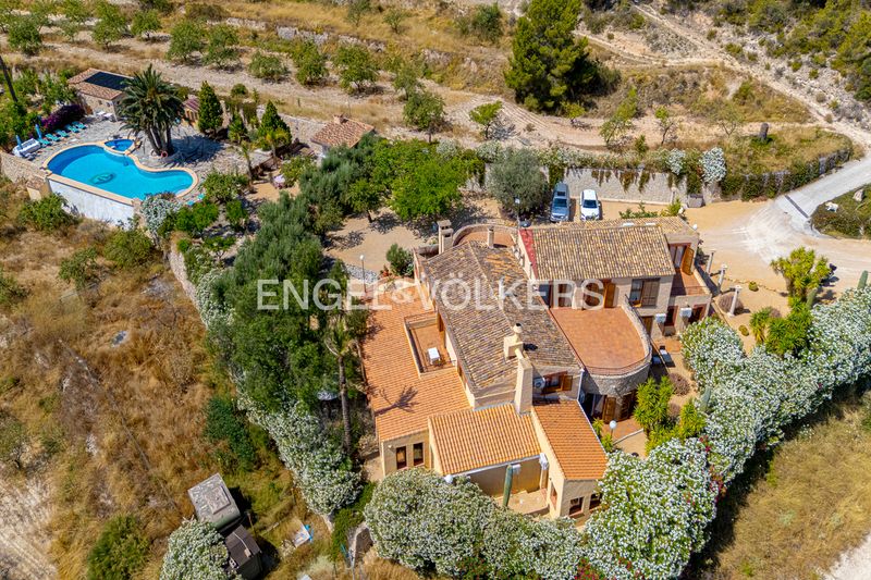 Foto cd167006-f688-4edd-86de-2969c650b6f0. Xalet amb xemeneia piscina a Relleu