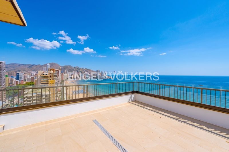 Foto 00d18403-5439-4434-8a13-89e26678ce76. Àtic amb aparcament a Playa Levante Benidorm