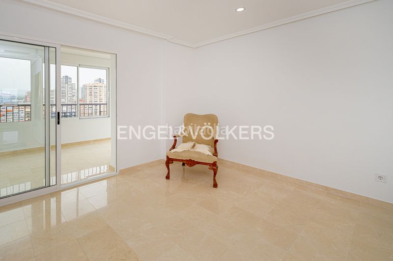 Foto 15c2adbd-6b05-4e2d-aced-d4784ef7b427. Àtic amb aparcament a Playa Levante Benidorm